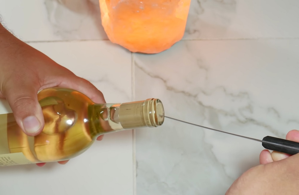 How to uncork wine without a corkscrew knife