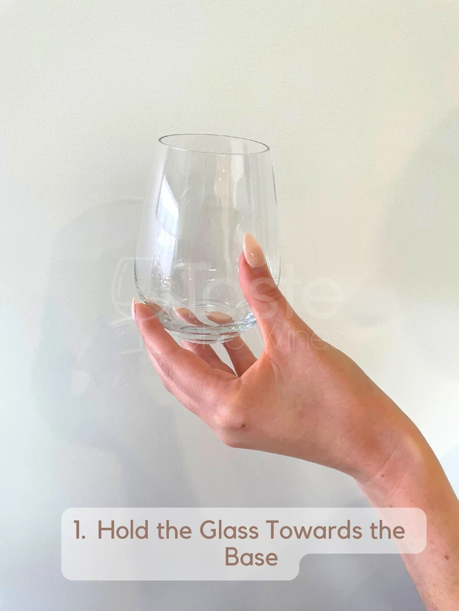 How to Hold a Stemless Wine Glass 1. Hold the Glass Towards the Base